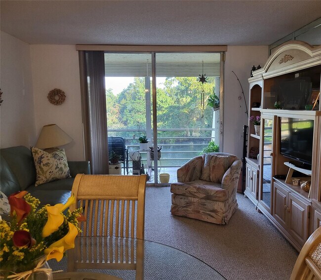 Foto del edificio - 9070 Lime Bay Blvd