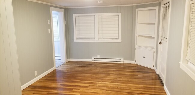 Building Photo - 5 1/2 Elmire Ave