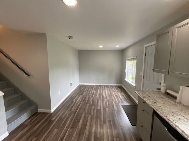 Building Photo - Beautiful 3 Bedroom Home with Big Yard and...