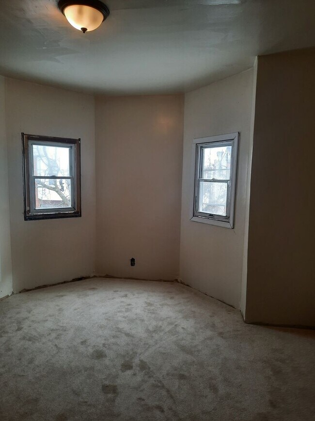 Building Photo - Renovated 3 Br for rent