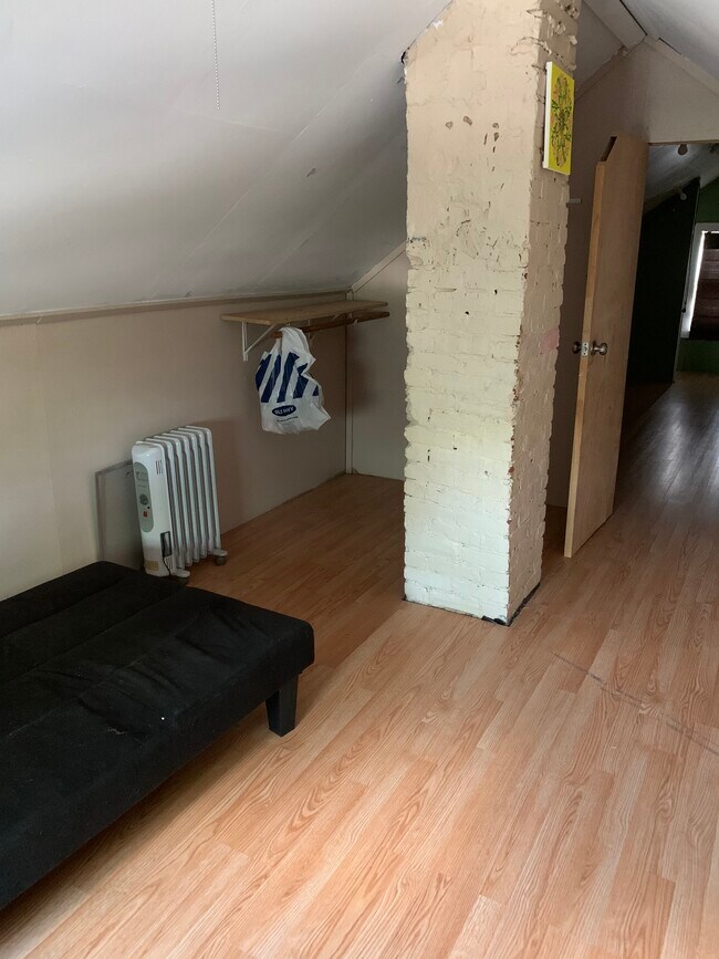 2nd floor - 1428 N 14th St