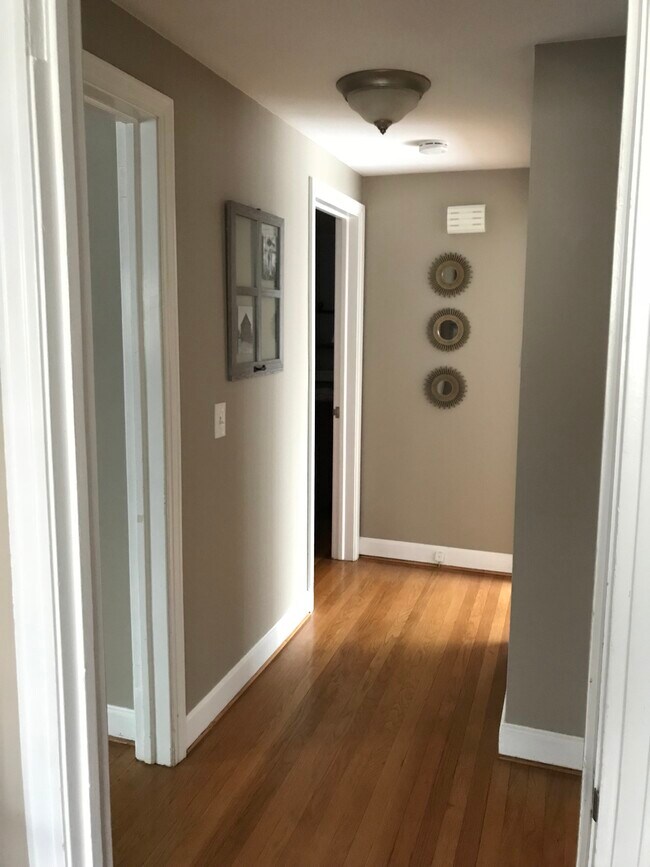 Foto del edificio - 398 Quaker Ln S