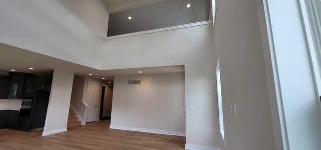Building Photo - 135 Alroy Rd