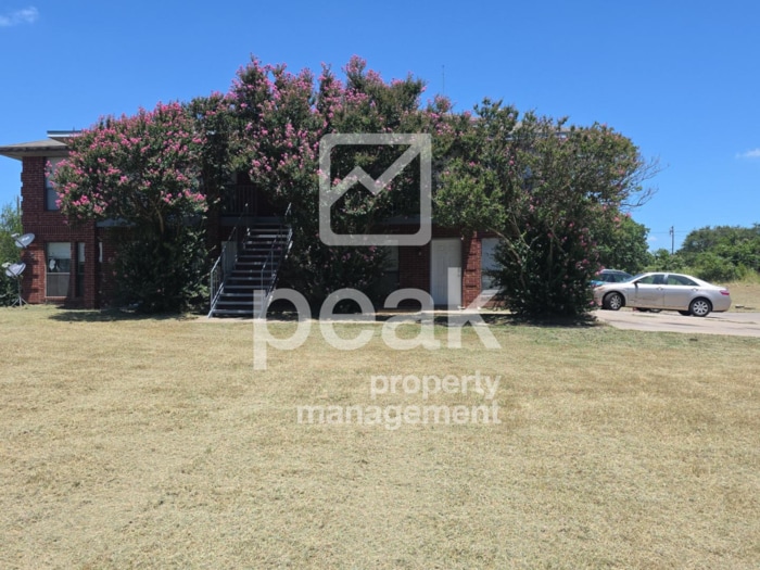 Foto principal - $1,199 2 Bed, 1 Bath in Weatherford!