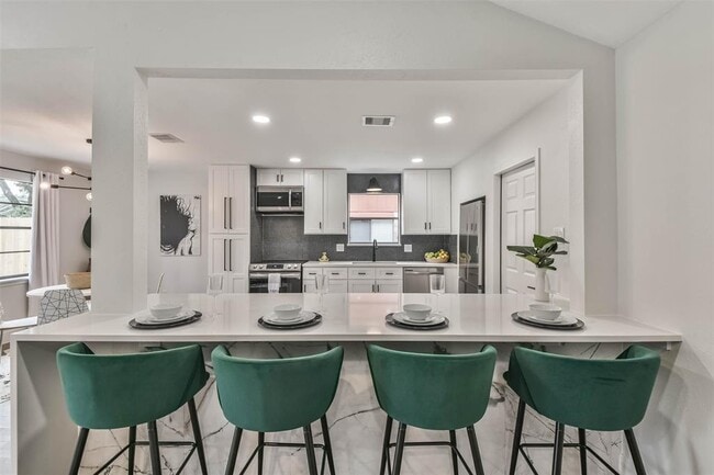Building Photo - 2718 Foliage Green Dr