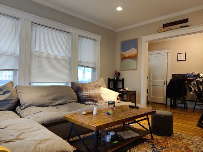 Foto del edificio - No brokers fee, Large Recently Renovated Unit, Free Laundry, Parking Included, Stainless Steel Ap...