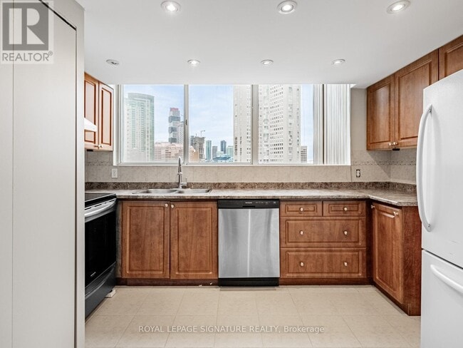 Building Photo - 3695-3695 Kaneff Crescent