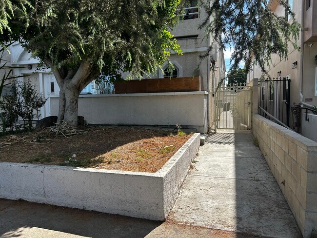 Pasarela cerrada - 6466 Balboa Blvd
