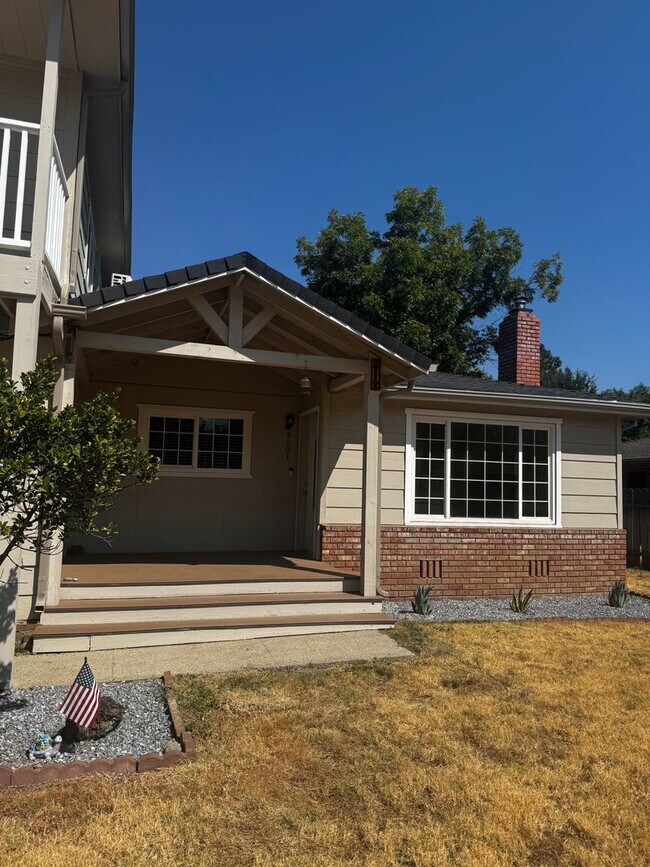 Foto del edificio - 4 BED 2.5 BATH IN SOUTH REDDING