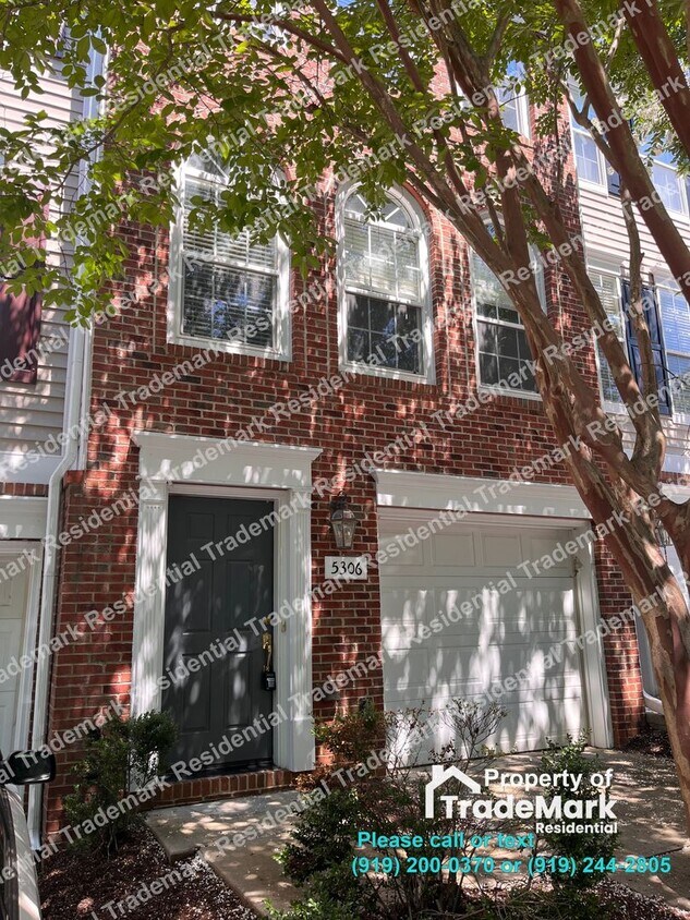 Foto principal - 3 bedroom 2.5 bath townhouse with garage