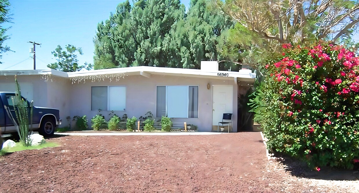 Primary Photo - Charming 3-Bedroom/2 bath Home in Desert H...