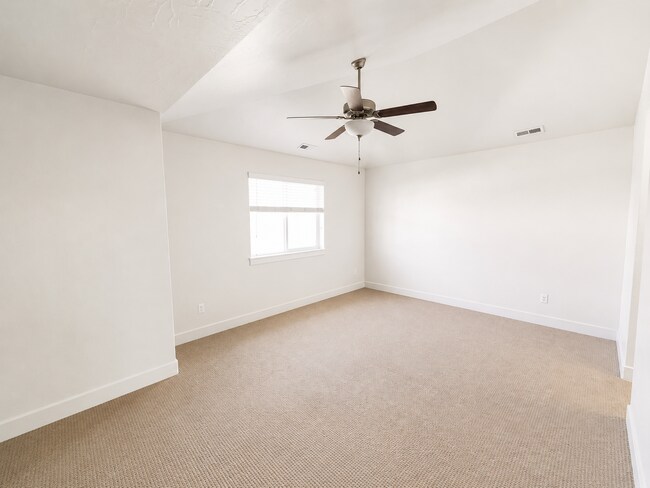 Building Photo - 44 W 470 N