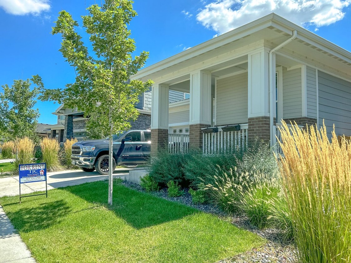 Primary Photo - Expansive Backyard