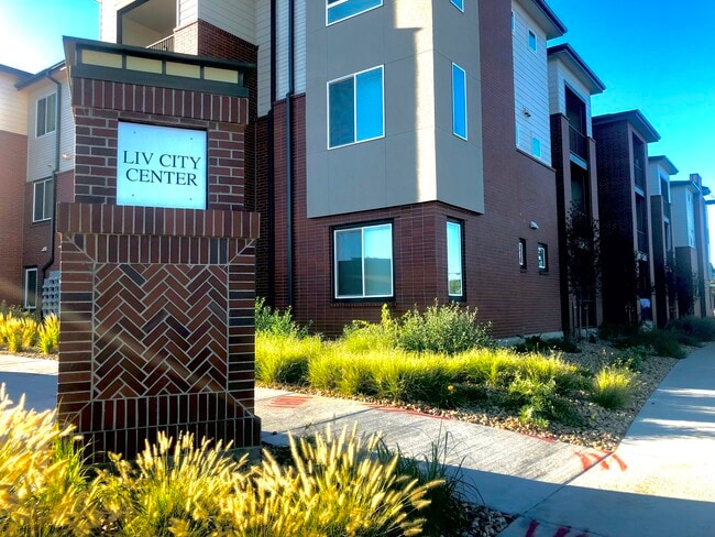 Building Photo - 981 S Sable Blvd