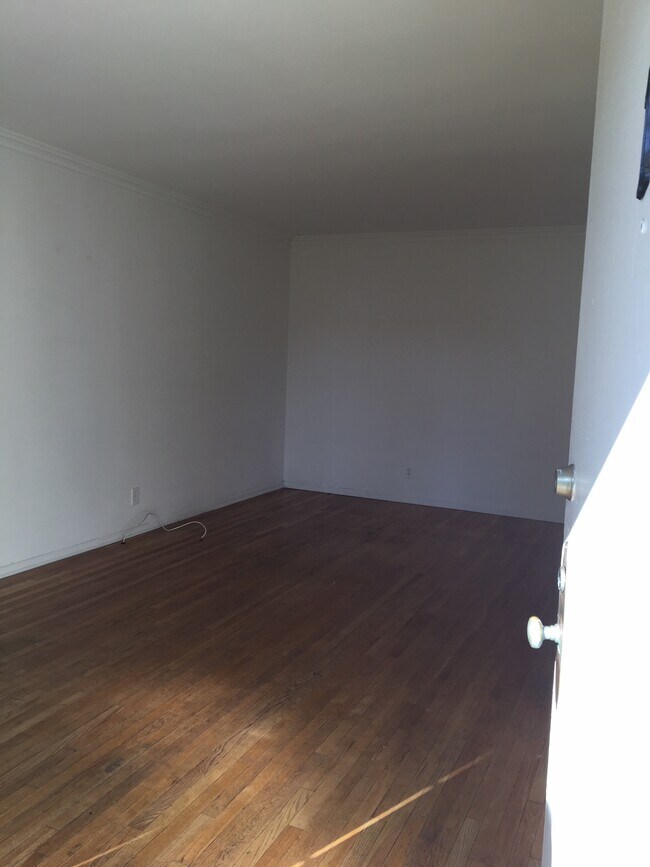 Foto del edificio - 5301 Russell Ave