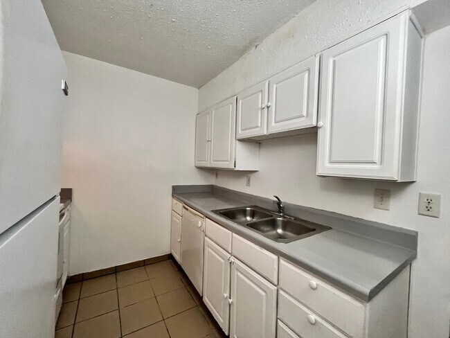 Foto del edificio - 2420 Delavan Ave