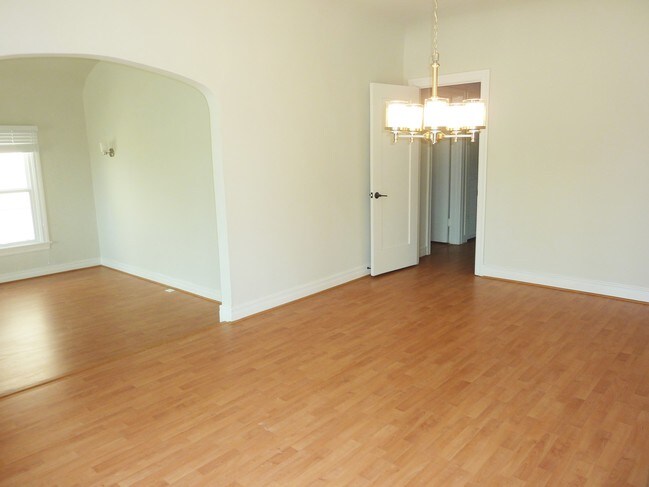 Building Photo - 204 S Palm Dr