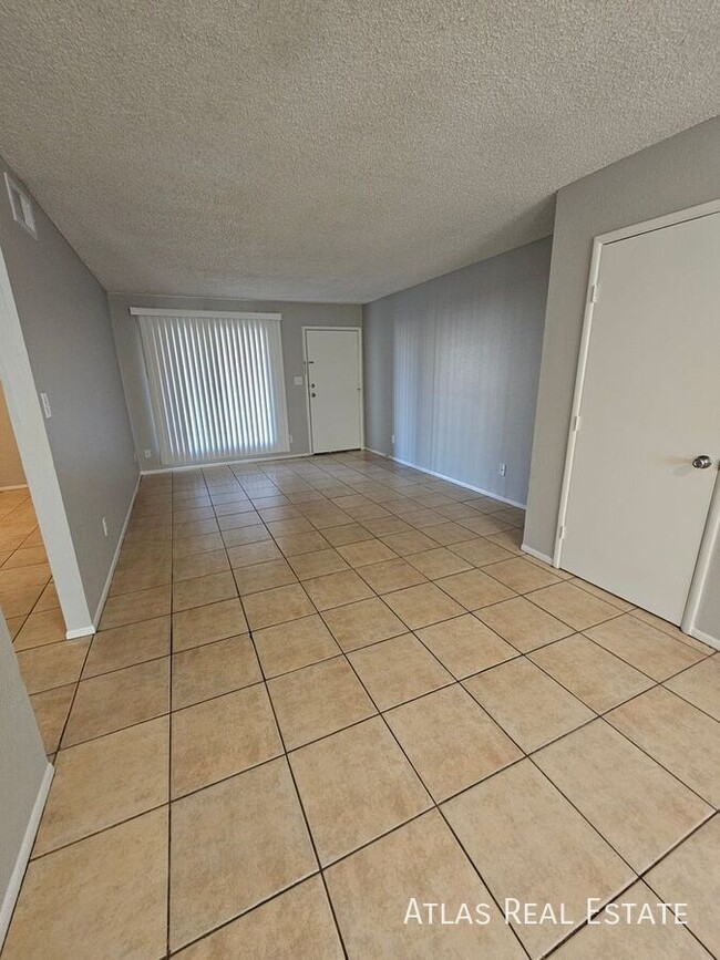 Building Photo - Available! 2 bed/ 1 bath Apartment