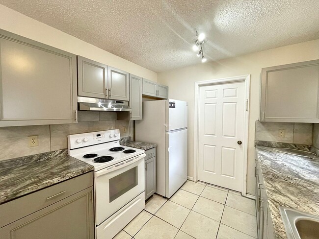 Building Photo - 2 Bedroom. 2 Bath Duplex on 14th Street