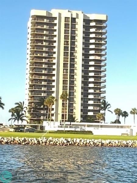 Foto del edificio - 108 Lakeshore Dr