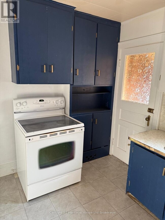 Building Photo - 270 Vansittart Ave