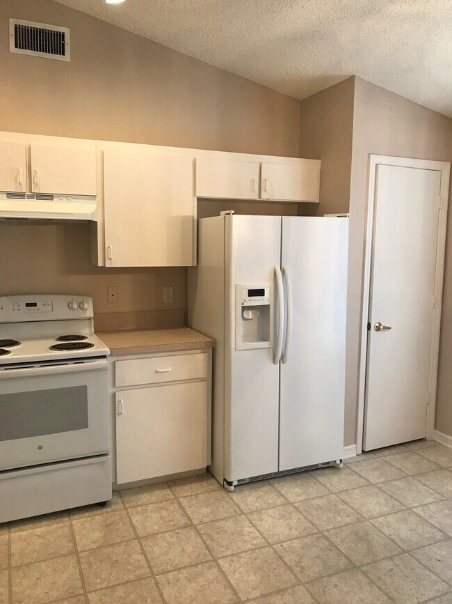 Building Photo - Single family home close to the lake and w...