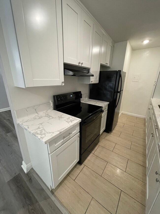 Building Photo - 345 S Manhattan Pl