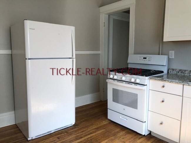 Building Photo - 376 Alexander St