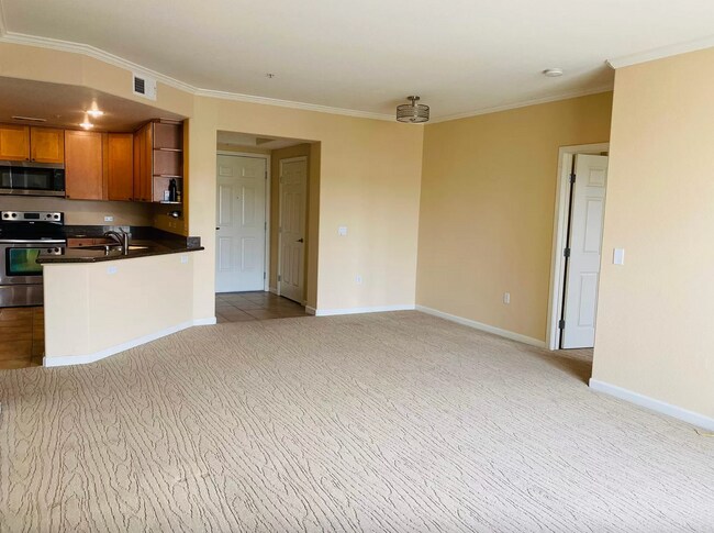 Building Photo - Beautiful and Bright 2 Bedroom 2 Bath Luxu...