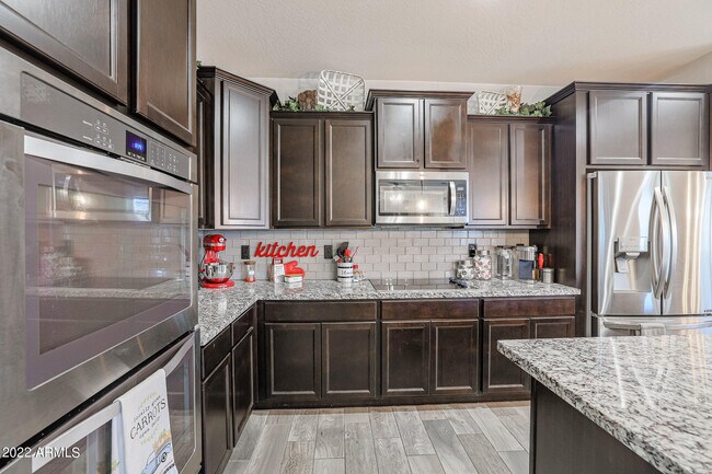 Foto del edificio - 18265 W Foothill Dr