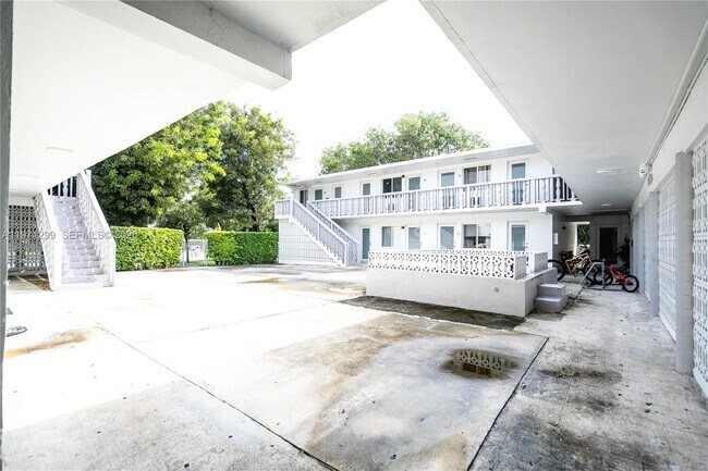 Foto del edificio - 6650 Miller Dr