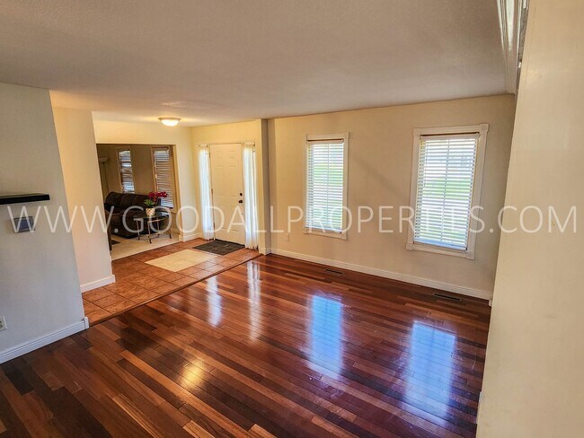 Foto del edificio - Executive 4 Bedroom 2 car garage home in C...