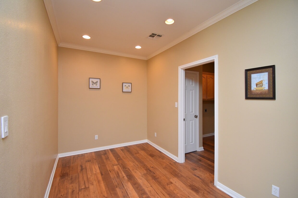 Building Photo - 130 Sherwood Dr