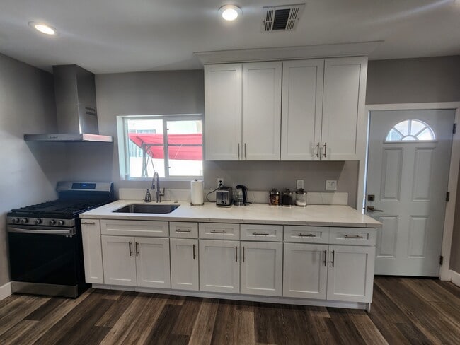 Foto del edificio - 9309 Dorrington Pl