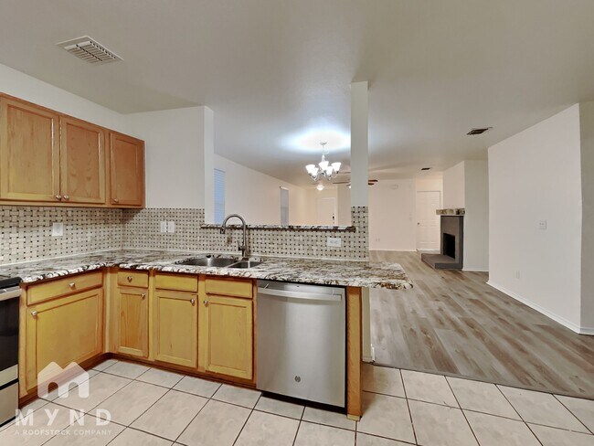 Foto del edificio - 16521 Woodside Dr