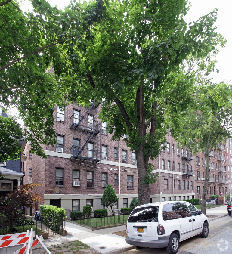 Building Photo - 416-422 E 17th St