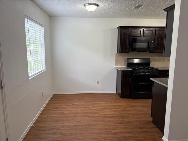 Foto del edificio - 604 Great Britain Blvd