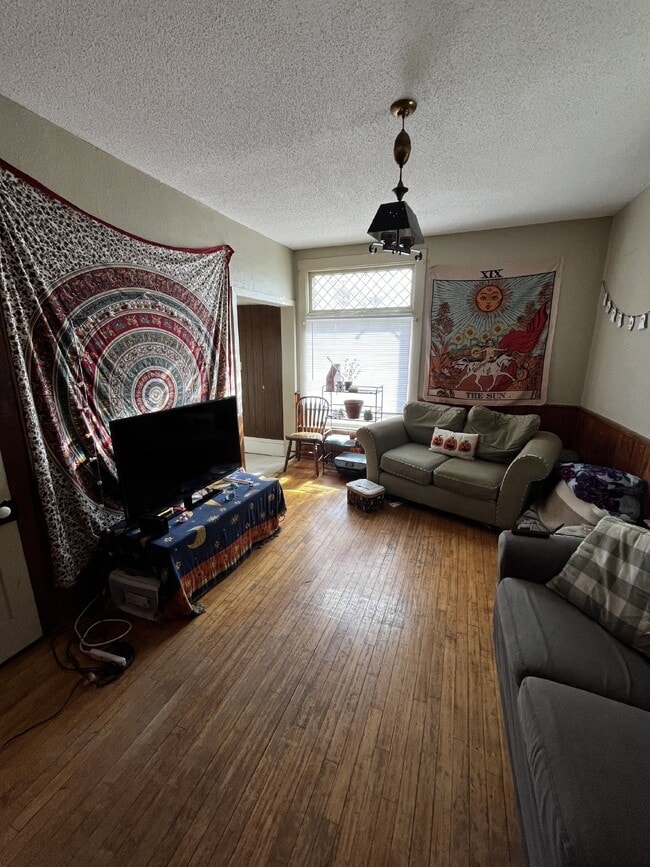 Building Photo - Nice 4 Bed 1 Bath close to UWEC and Water St! Available June 1st