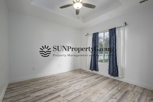 Building Photo - Gorgeous Updated Draper Townhome!