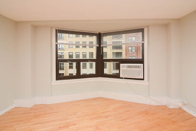 Building Photo - 448 W Wellington Ave