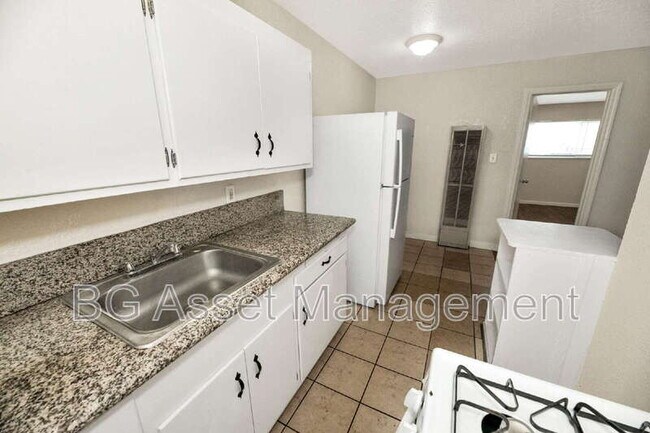 Building Photo - 728 Darina Ave