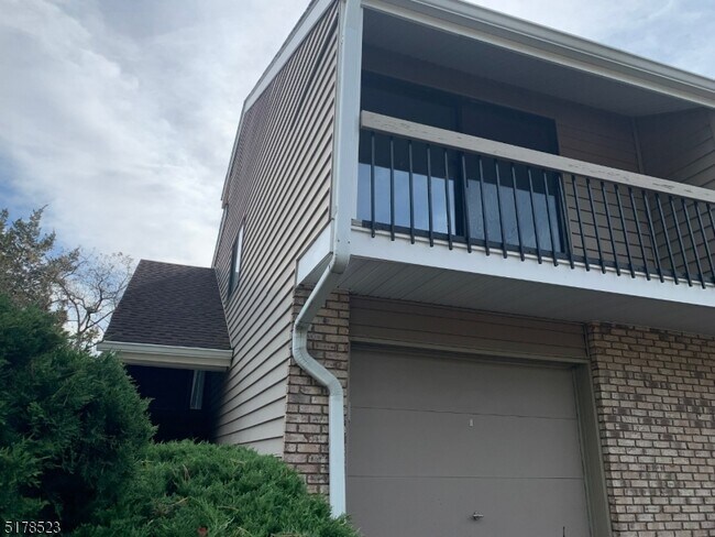 Building Photo - 2 Evergreen Dr