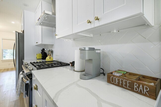 Full Kitchen - 9414 Meadow Vale