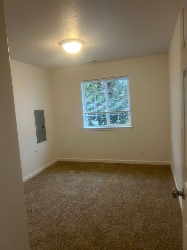 Building Photo - (870) College Street Duplex - 4 Bedroom / 2 Bathroom