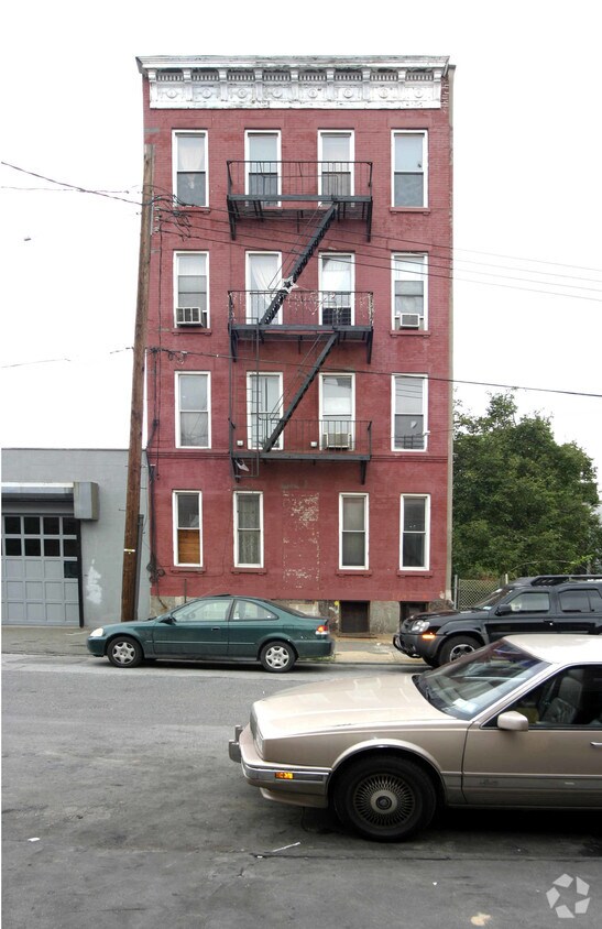 Building Photo - 164 Dikeman St