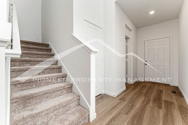 Building Photo - Charming Townhouse with Washer/Dryer and G...