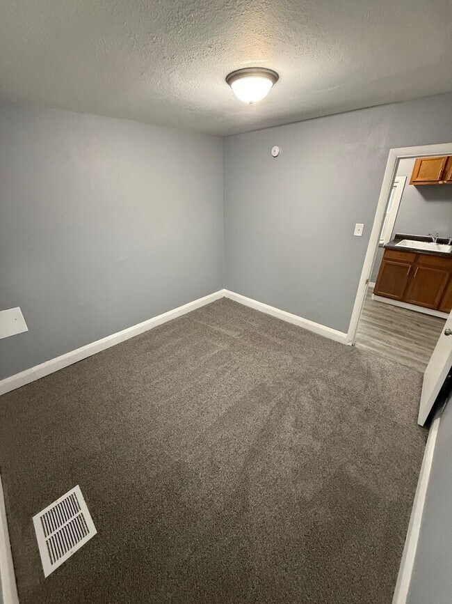 Foto del edificio - Cute 2 Bedroom Home with Large yard!