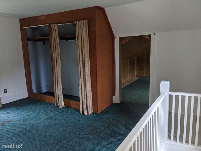 Building Photo - 2 br, 1 bath House - 335 E 2nd St B Unit B