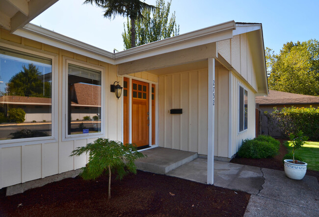 Building Photo - Modern Updated 3-Bedroom, 2-Bath Home Near...