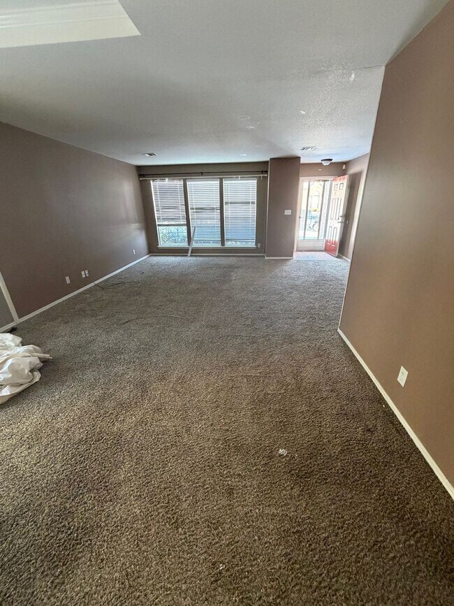 Foto del edificio - This charming single story 3 bedroom, 2 bath home with the convenience and an unbeatable location.